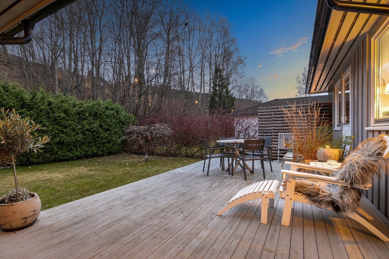 Den sydvendte terrassen på 43 m² er delvis overbygget og usjenert. Galleribilde