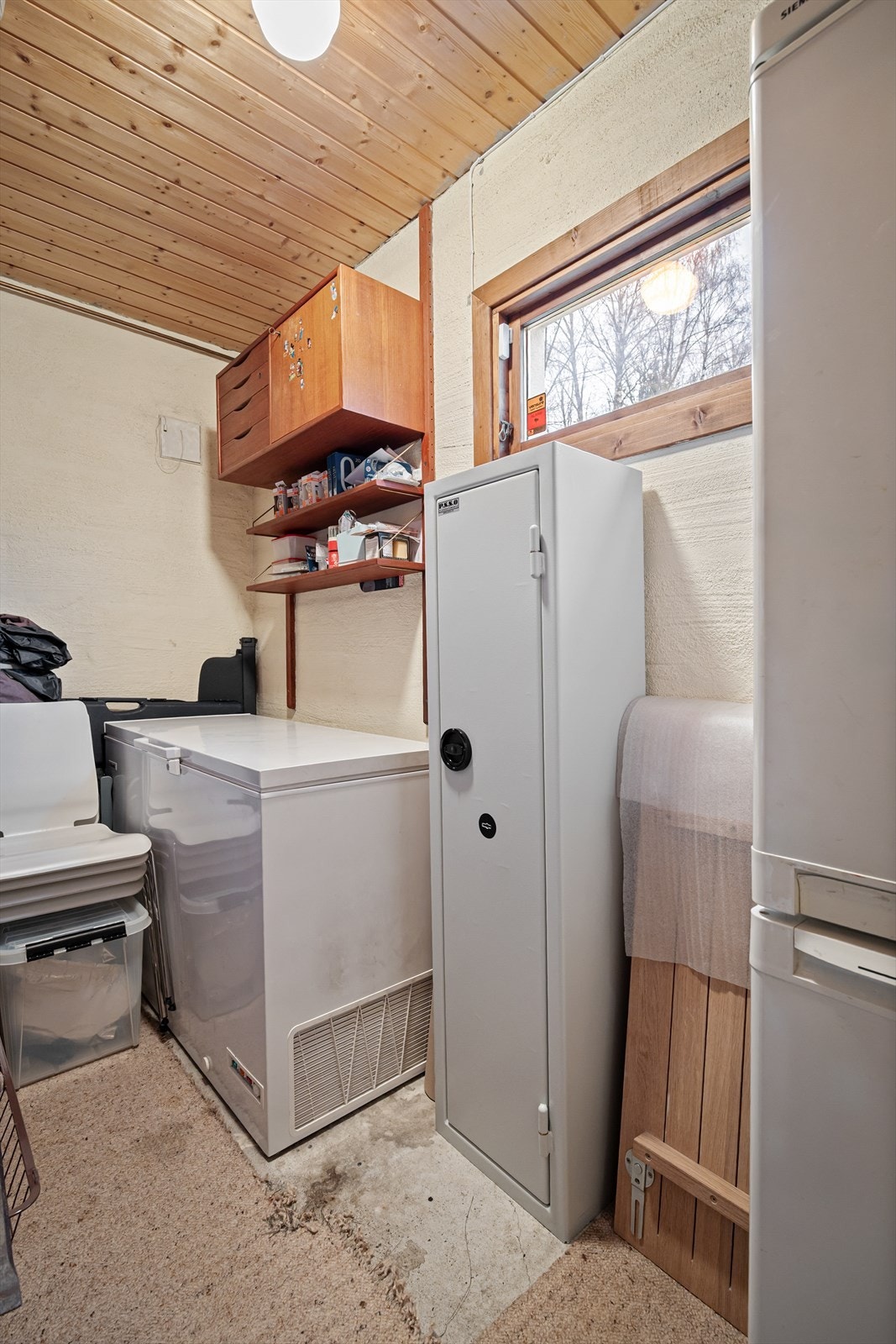 Boligen har god lagringsplass med tre boder i underetasjen. Galleribilde