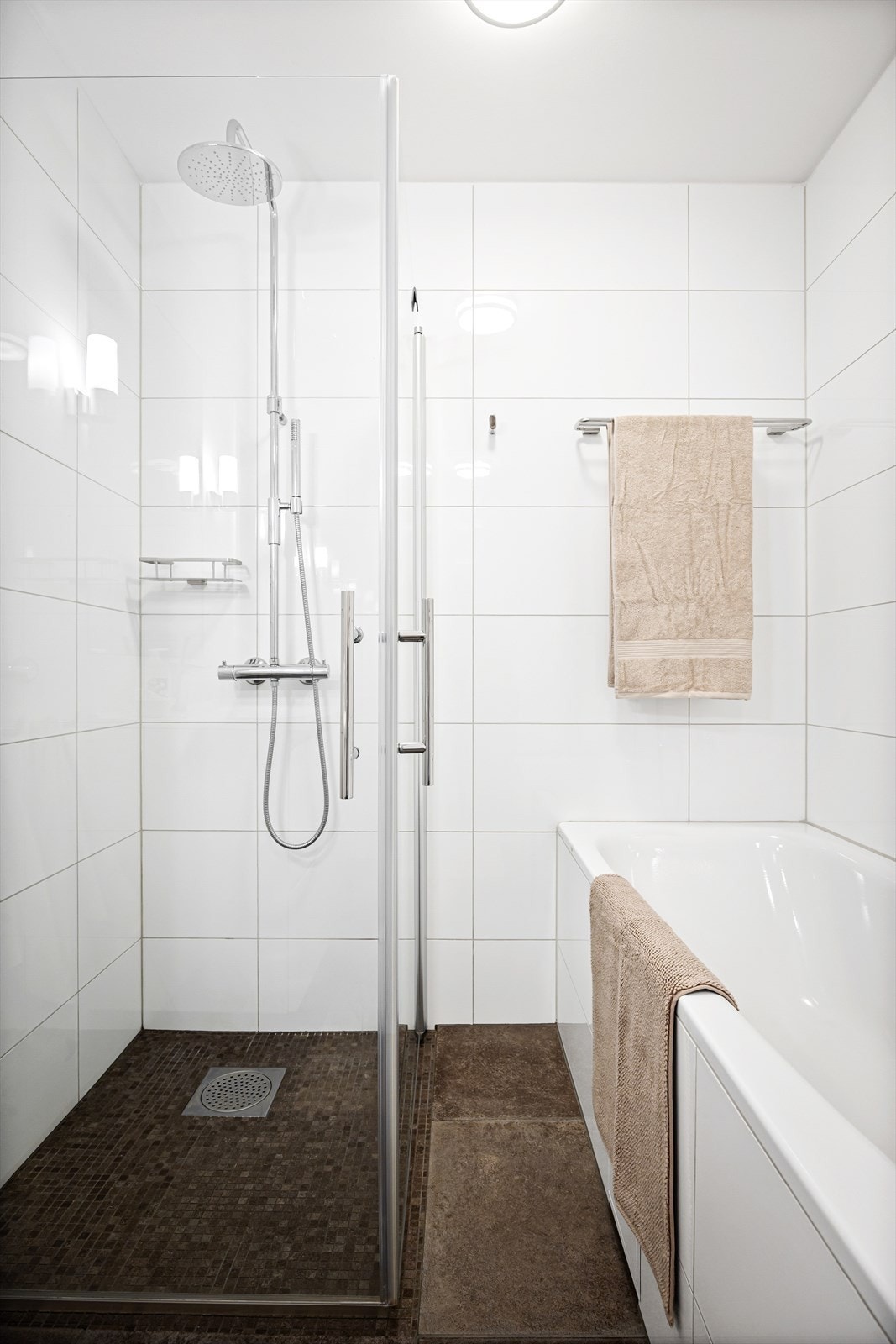 Dusjsonen er utstyrt med regnfallsdusj og innfellbare glassdører. Galleribilde