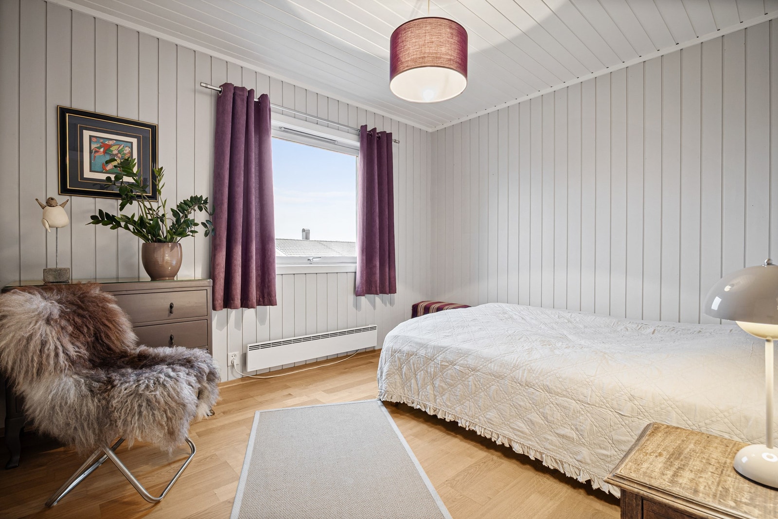 Soverommene er fordelt med to i hver etasje, noe som gir en fleksibel planløsning. Galleribilde