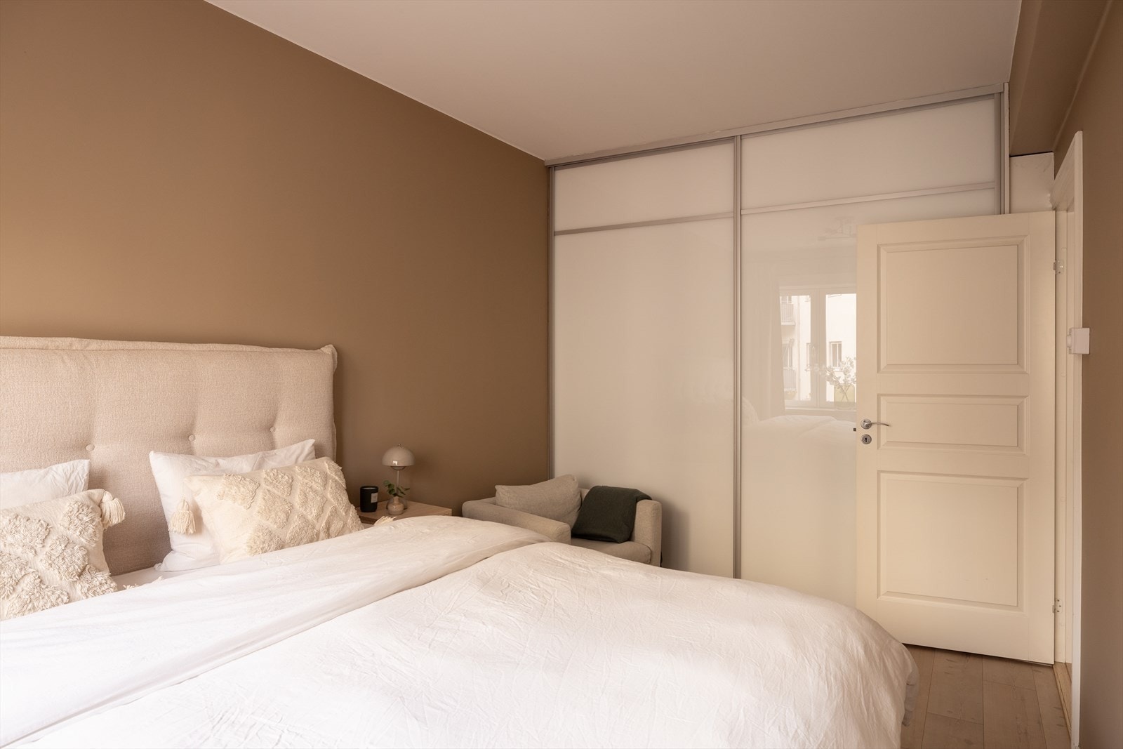 Rikelig med plass til oppbevaring i stort garderobeskap Galleribilde