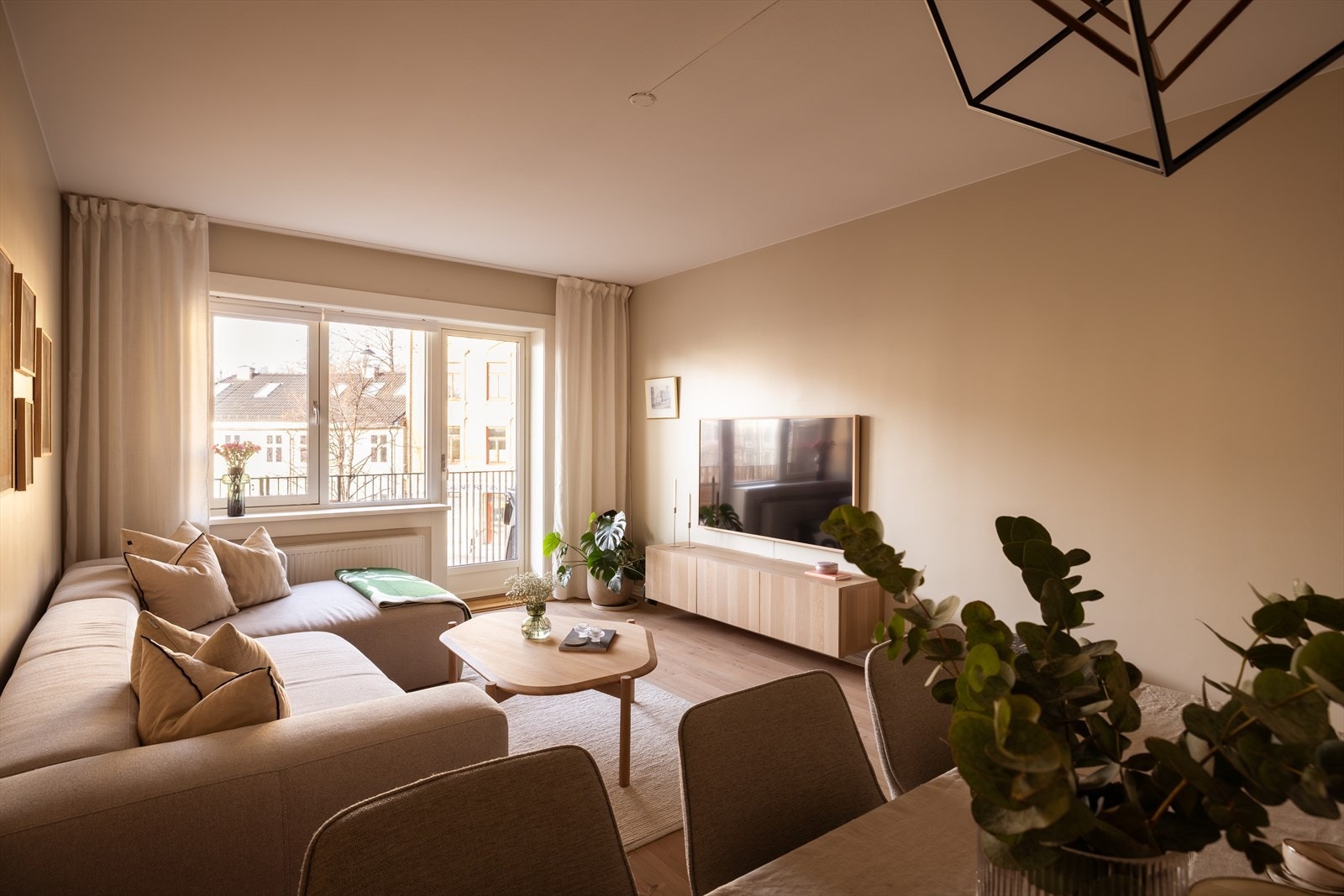 Stuen er luftig og med god plass til stor sofaseksjon og spisebord Galleribilde