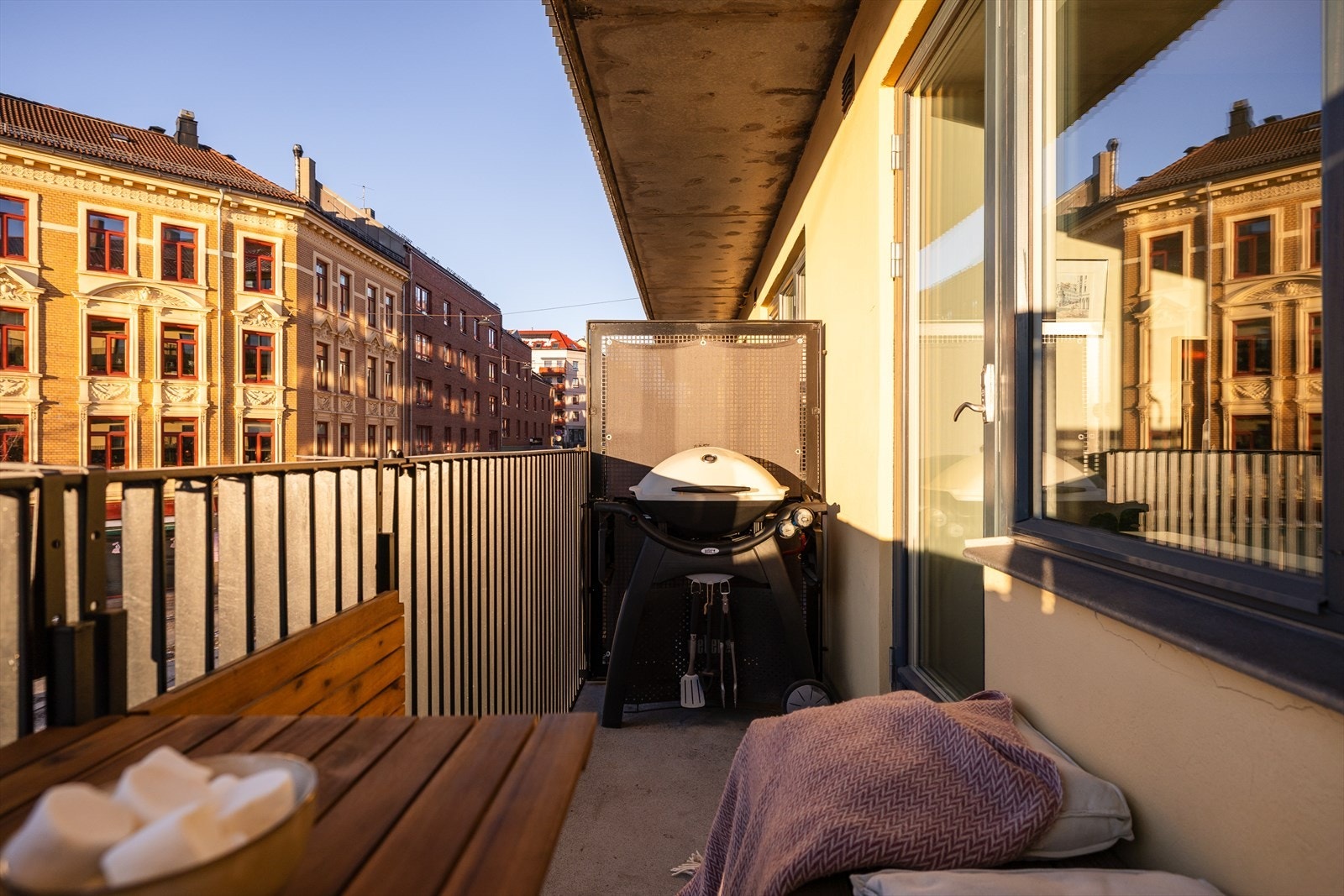 Luftig balkong med god plass til utemøblement og gass-/elektrisk grill Galleribilde