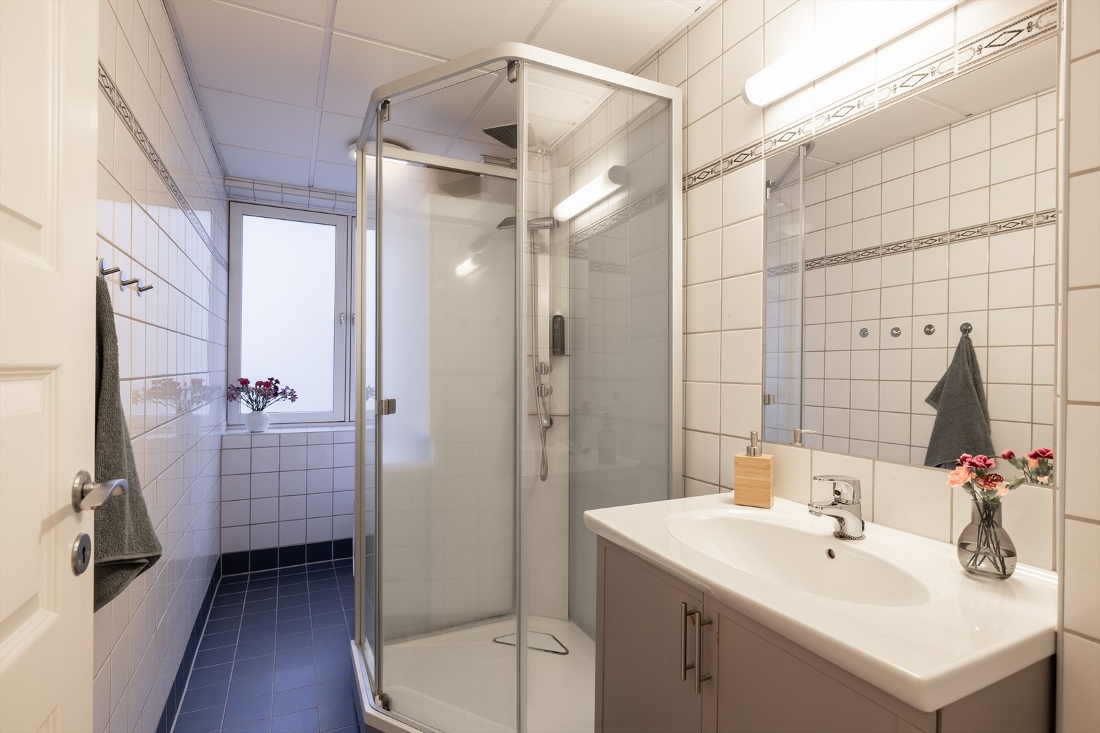 Romslig baderom med flislagte vegger og flislagt gulv med varme Galleribilde