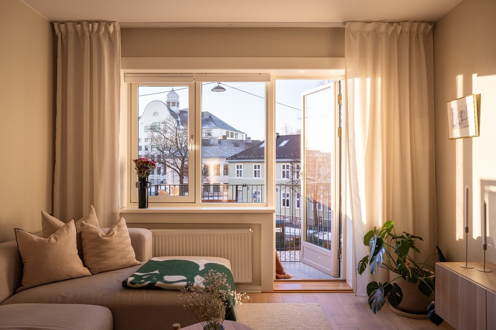 Her bor du sentralt og med gangavstand til alt av fasiliteter, grønt områder og et utbredt kollektivtilbud direkte utenfor døren Galleribilde