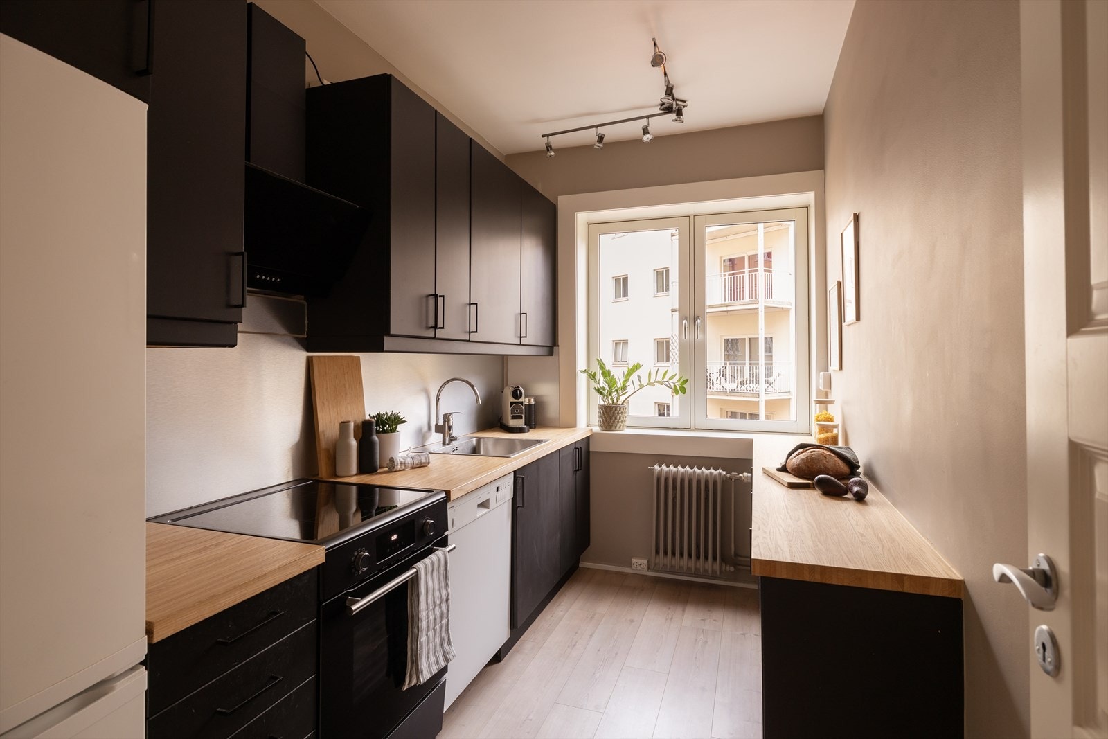 Meget praktisk separat kjøkken med mye skap- og benkeplass Galleribilde