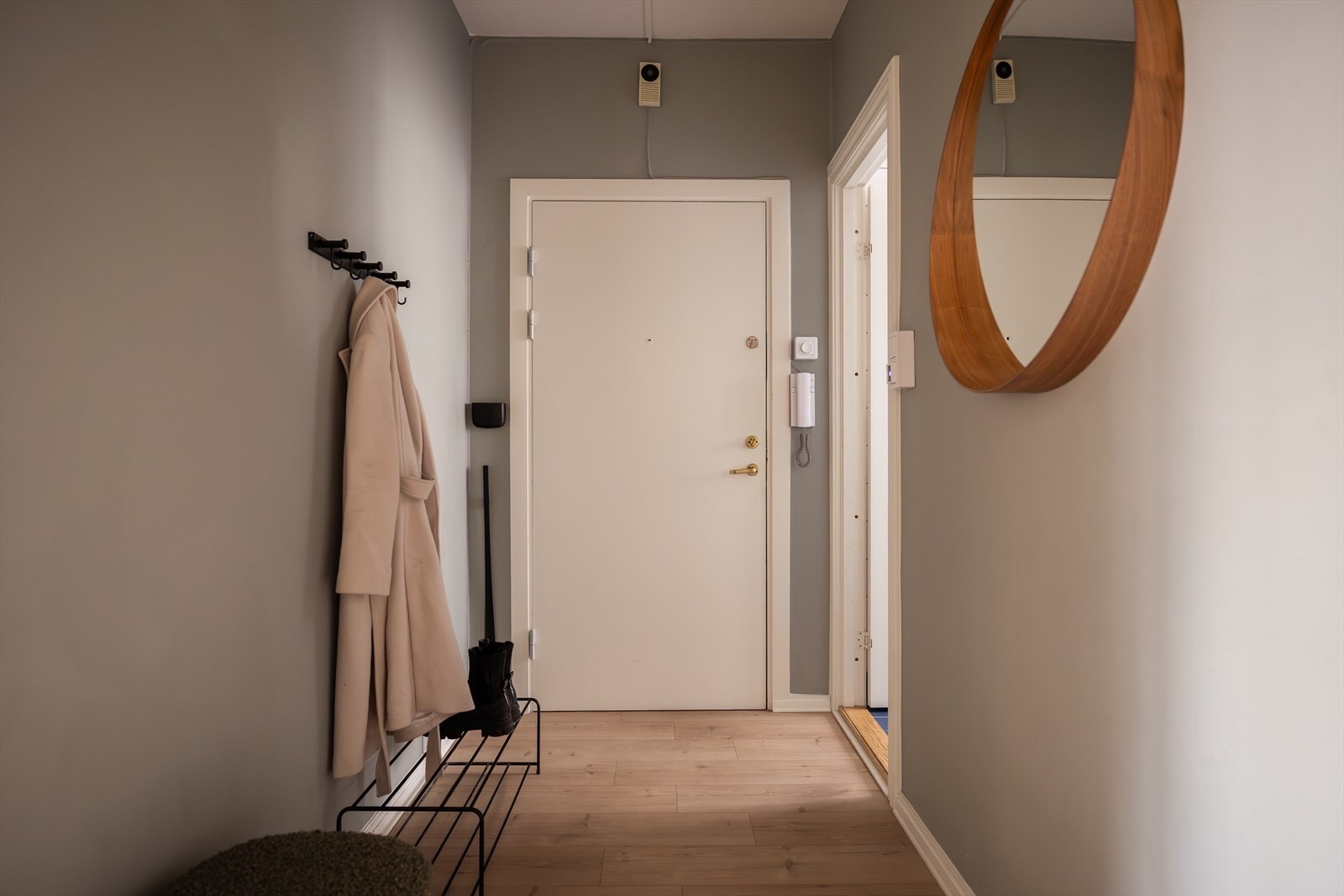Innbydende entré som gir et meget godt førsteinntrykk av leiligheten Galleribilde