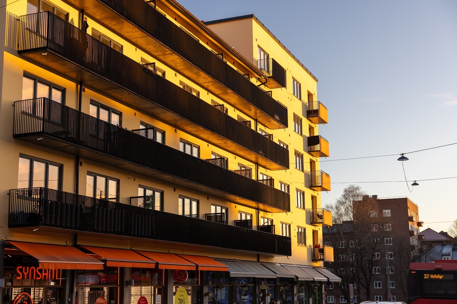 Borettslaget eier ca 1100 kvadratmeter nærinsglokaler på bakkeplan. Utleievirksomheten gir betydelige leieinntekter. Dette er beskrevet nærmere i årsrapportene. Galleribilde