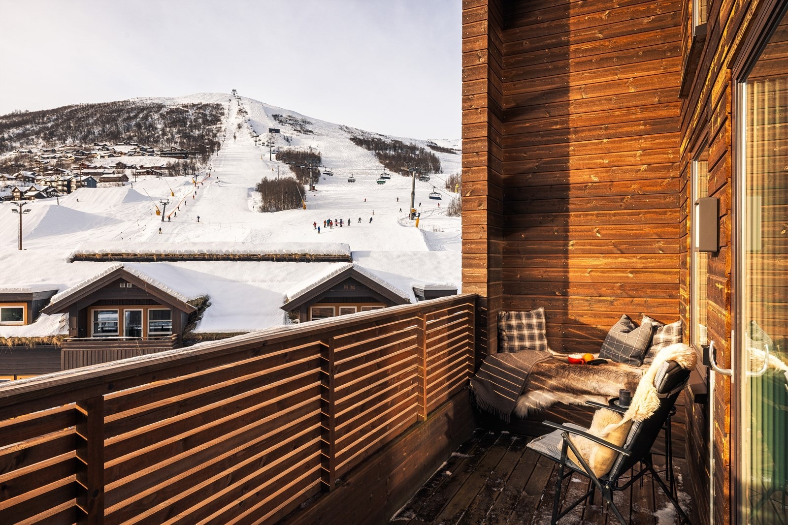 Romslig balkong på 9,4 kvm, perfekt for å nyte ettermiddagssolen og utsikten mot skibakken Galleribilde