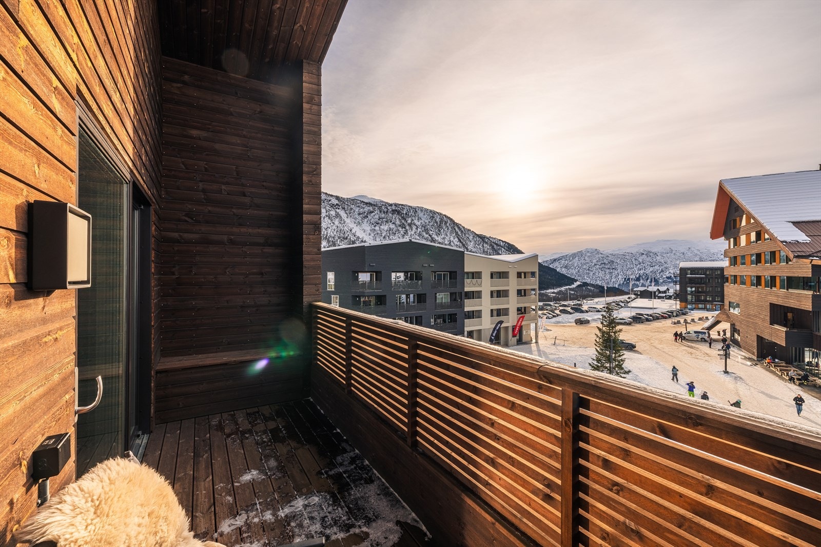 Flott utsikt over fjellandsbyen, og gode solforhold Galleribilde