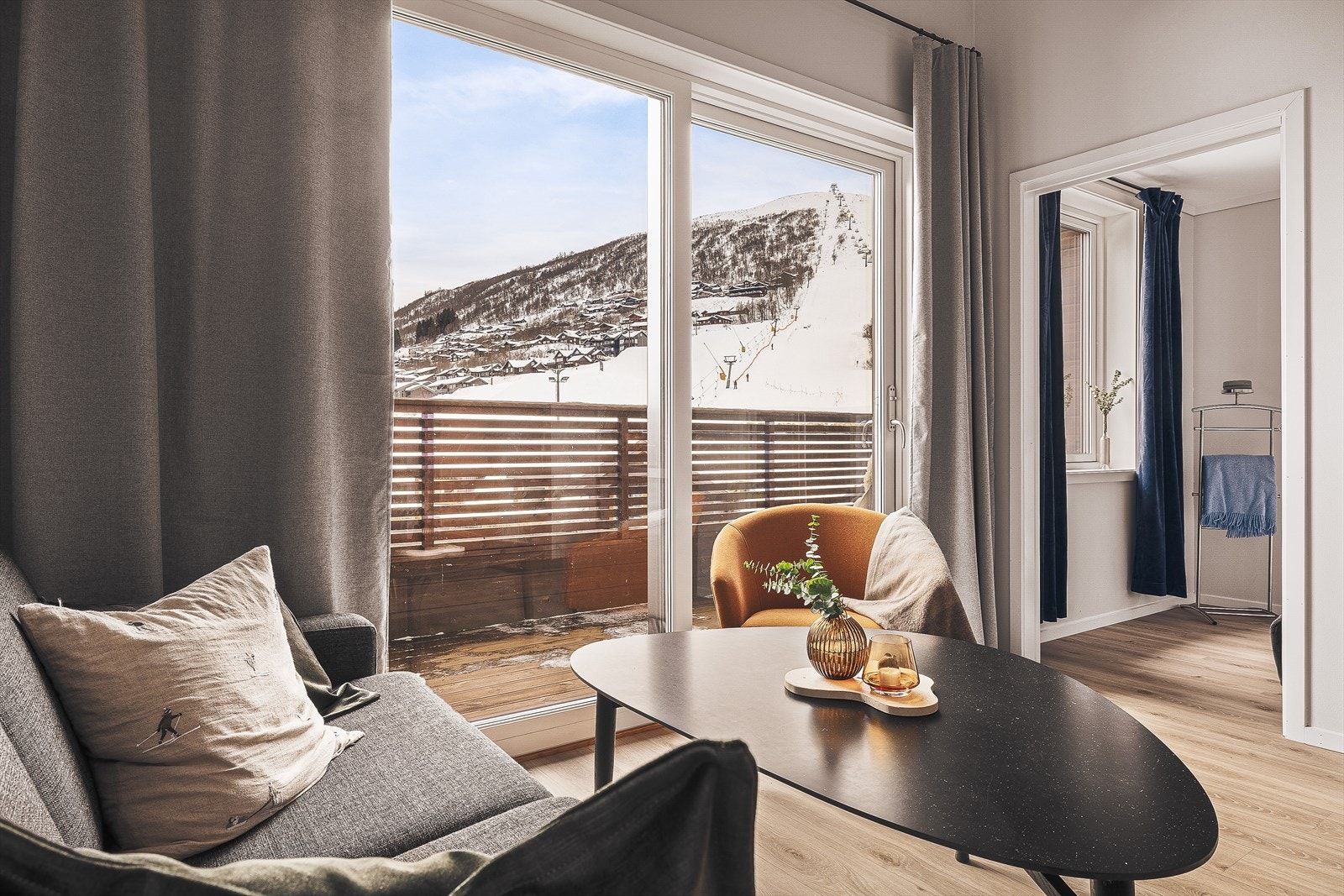 Fra stuen er det utgang til balkong Galleribilde