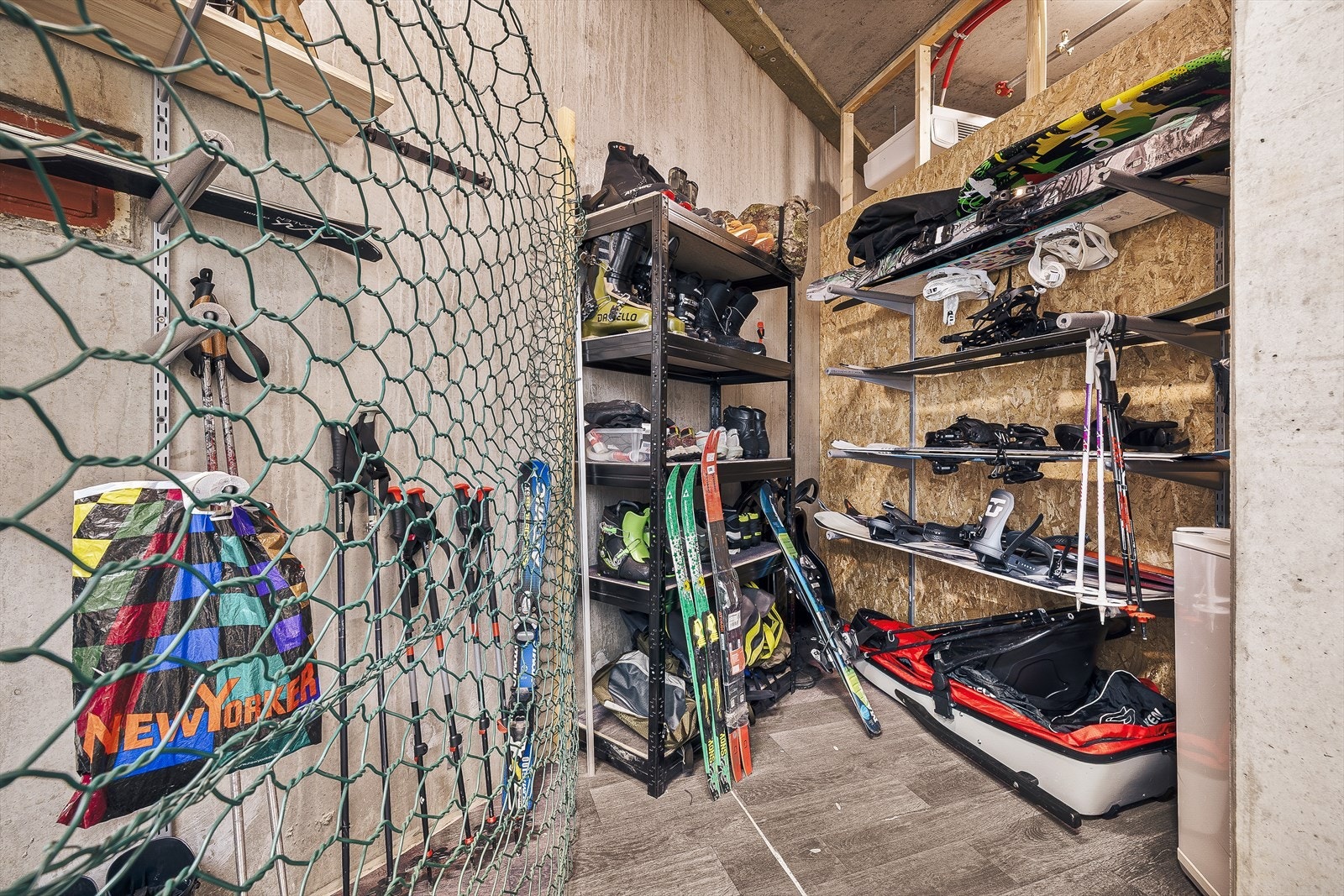 Praktisk, tilhørende bod i byggets underetasje gir god plass til ski, sykler og fritidsutstyr Galleribilde