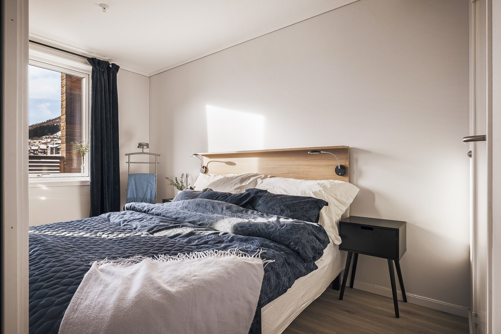 Det er to soverom i hovedetasjen. Hovedsoverommet på 8,2 kvm har tilkomst fra stuen Galleribilde