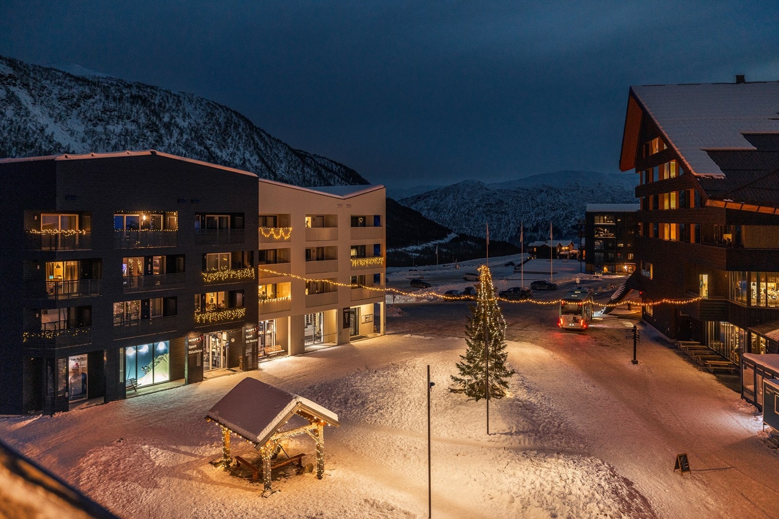 Bygget ligger attraktivt til i hjertet av fjellandsbyen med sportsbutikk, kafé og barneaktiviteter like ved Galleribilde