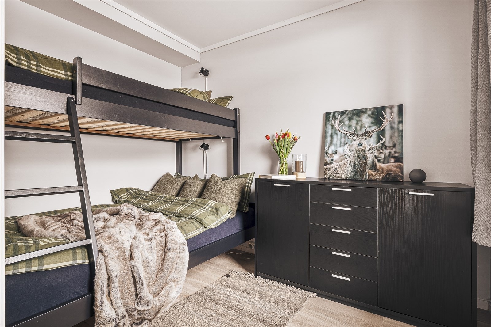 Det andre soverommet på 6,5 kvm har tilkomst fra gangen, og egner seg utmerket som barnerom, gjesterom eller for køyesengsløsning Galleribilde