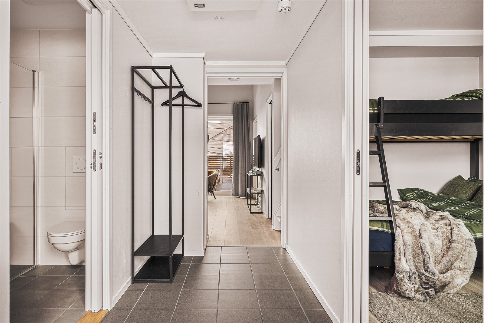 Det er vannbåren gulvvarme som også strekker seg inn i stue/kjøkken Galleribilde