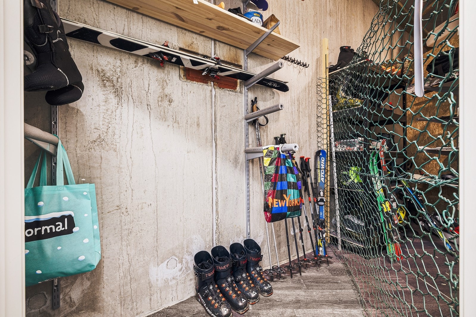 Boden er delt opp med to dører og innvendig flettverksgjerde på grunn av tidligere utleie Galleribilde