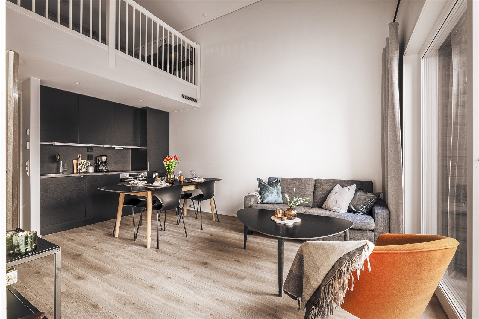 God plass til salong- og spisestuegruppe Galleribilde