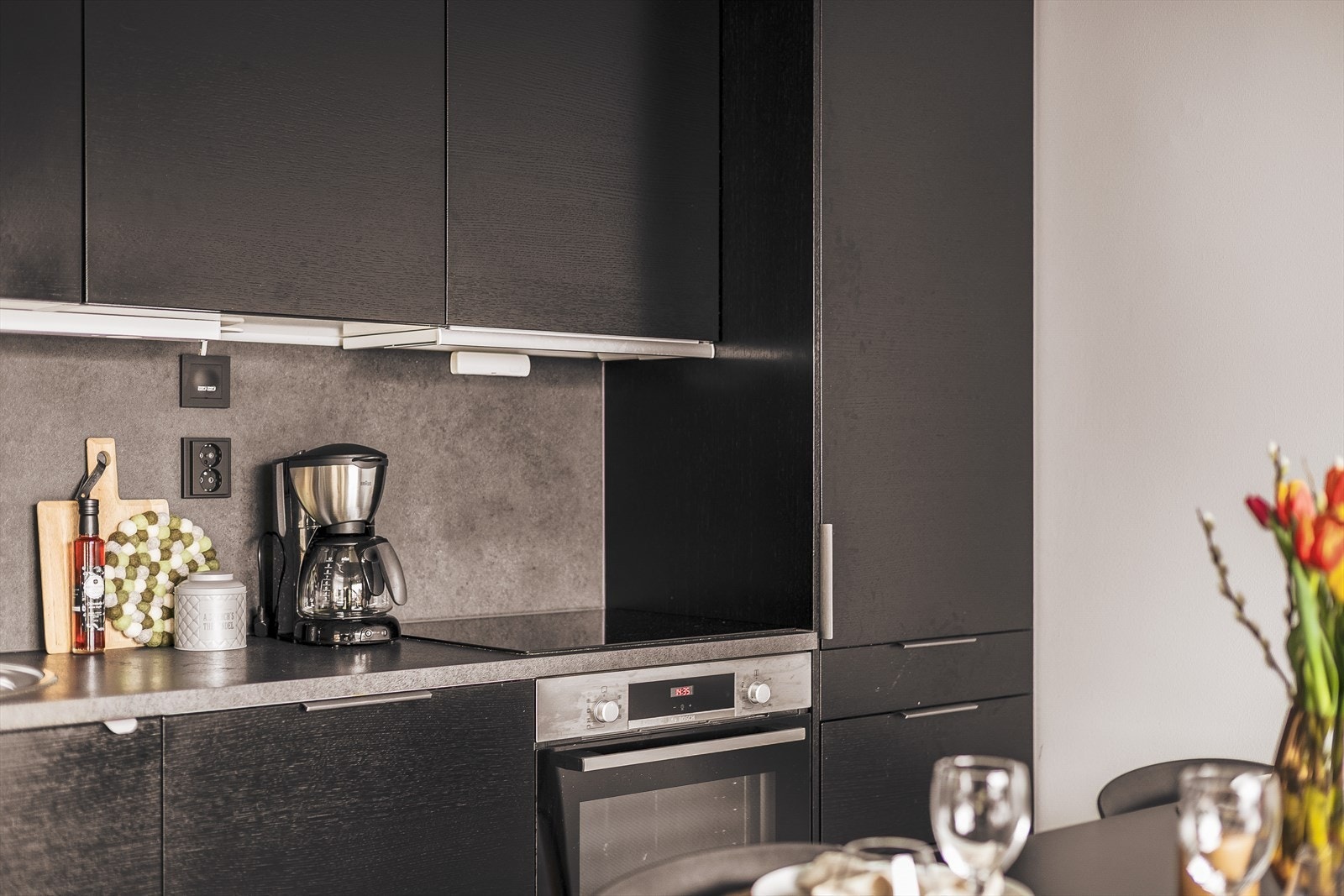 Her er også integrerte hvitevarer, herunder kjøleskap, oppvaskmaskin, platetopp og stekeovn Galleribilde