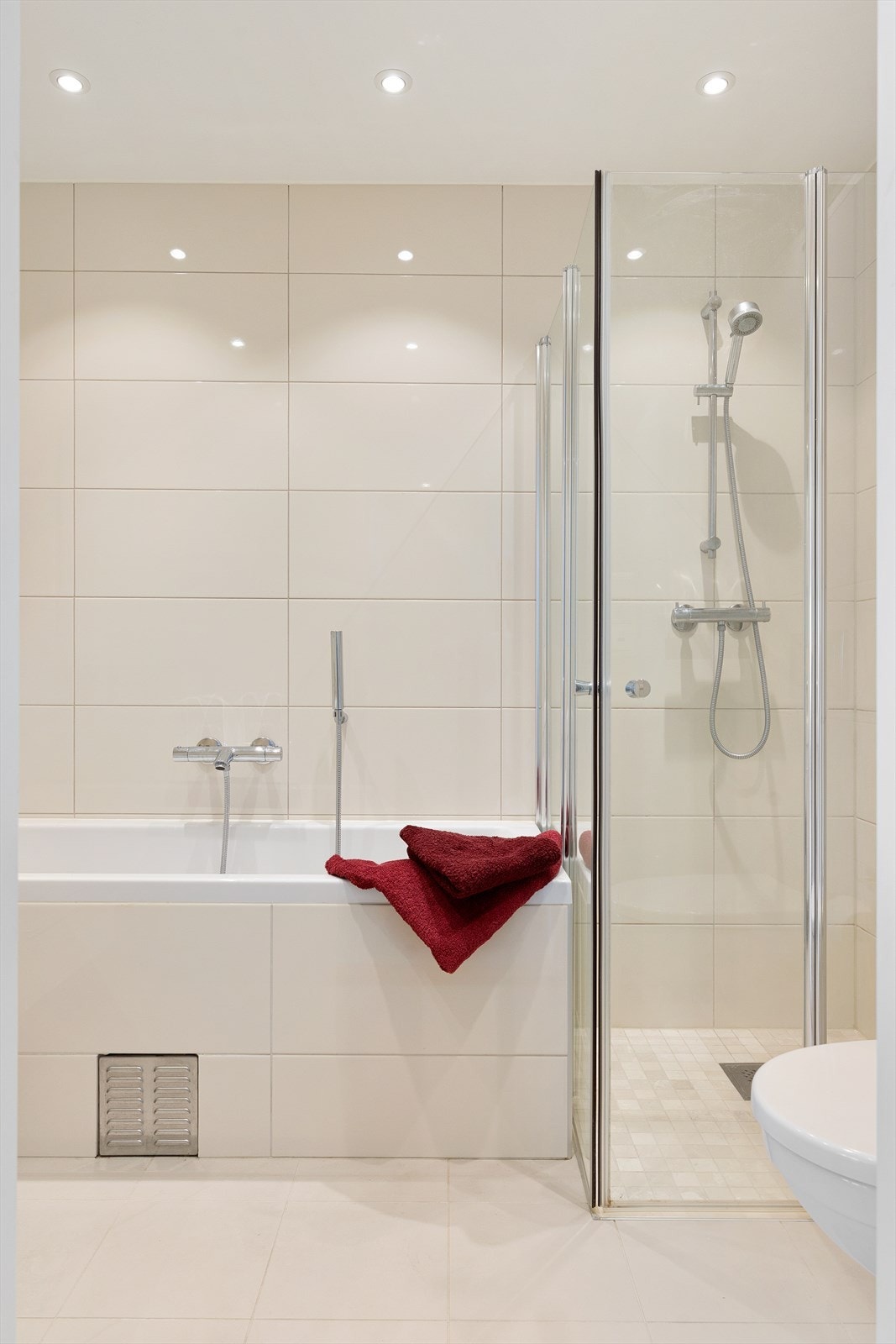 Rommet har flislagte overflater, varmekabler i gulvet og vegghengt toalett. Galleribilde