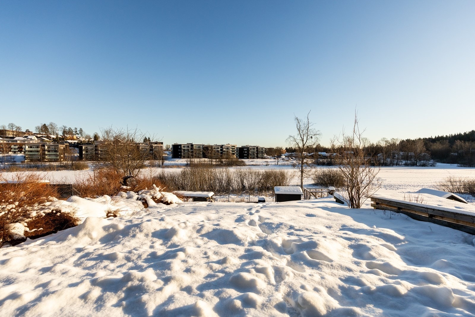 Fra eiendommen er det fin utsikt mot Bondivann og nærområdet. Galleribilde