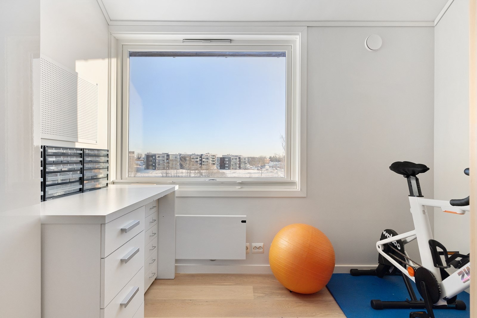 Boligen har en barnevennlig planløsning med soverommene på samme plan. Galleribilde