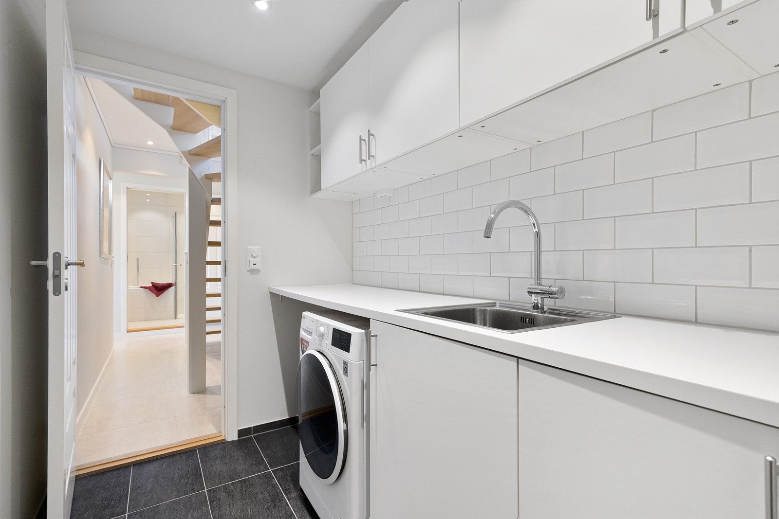 Vaskerommet ble også pusset opp i 2013 og har varmekabler i det flislagte gulvet. Galleribilde