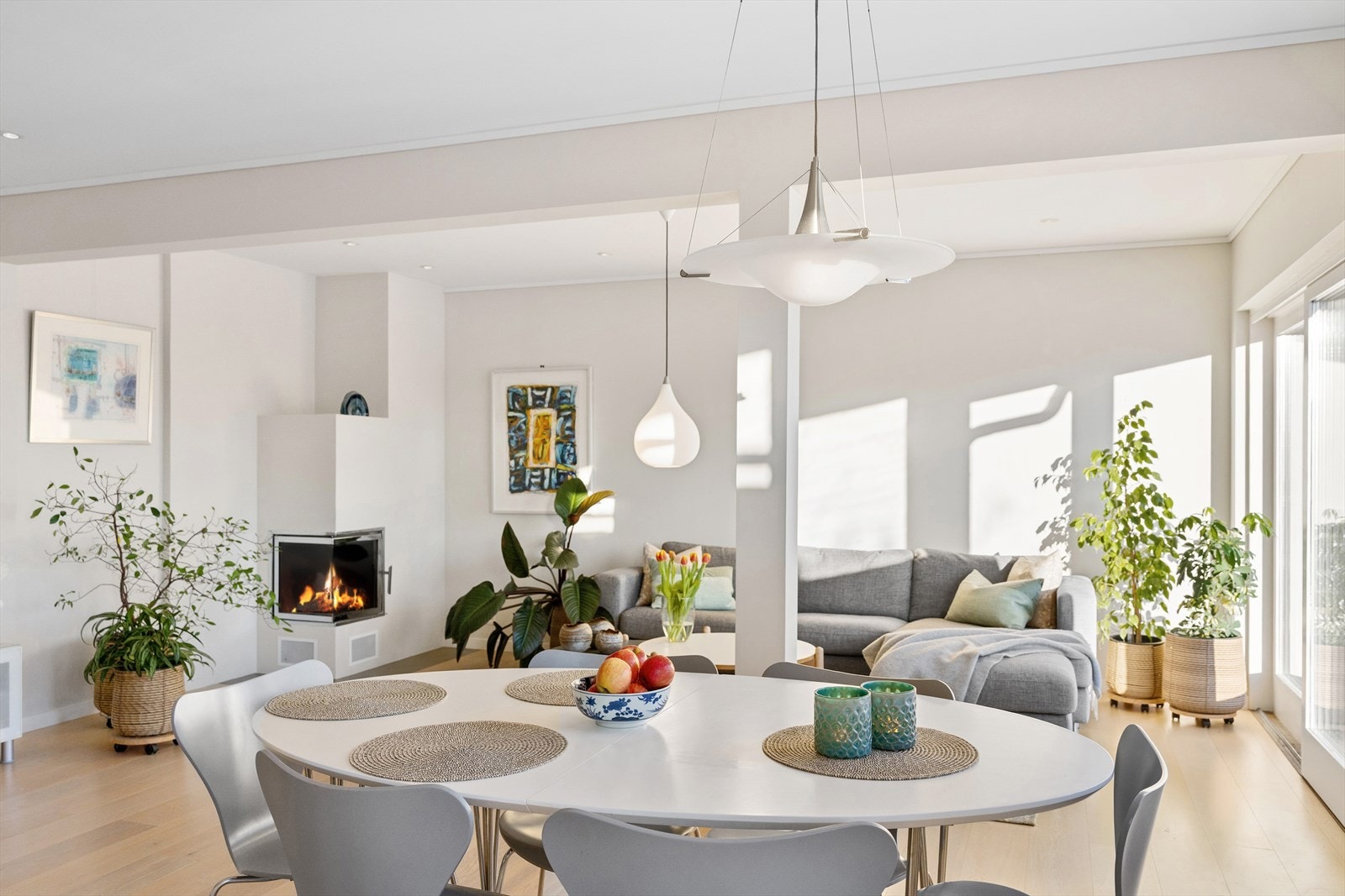 Spisestuen er en naturlig del av den åpne løsningen, med plass til store middagsselskaper. Galleribilde