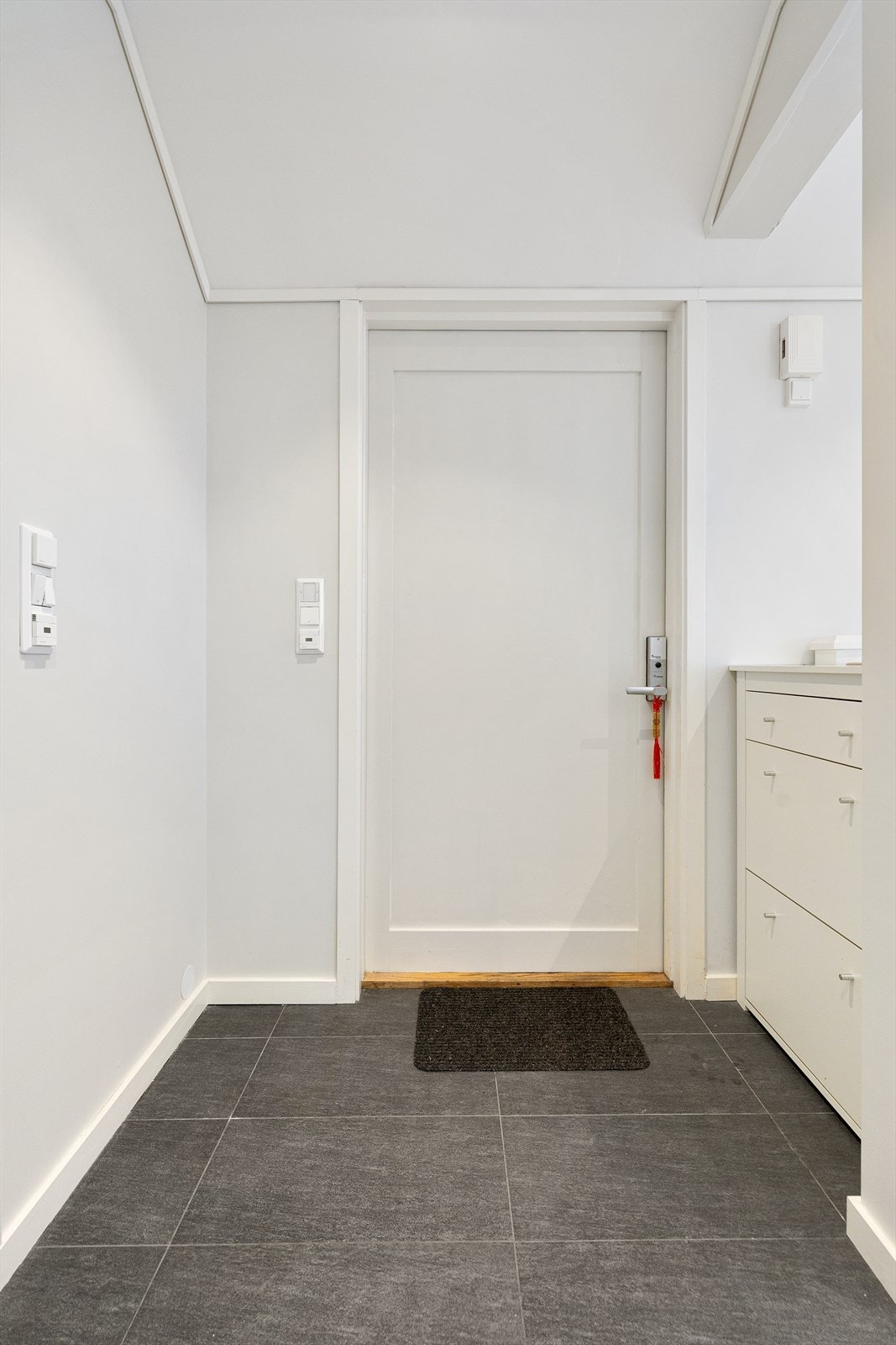 Inngangspartiet i første etasje har flislagt gulv med varmekabler og plass til oppbevaring. Galleribilde