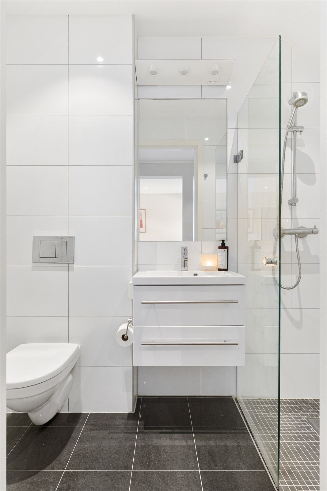 Badet i første etasje ble pusset opp i 2013 og har varmekabler, dusjhjørne og vegghengt toalett. Galleribilde