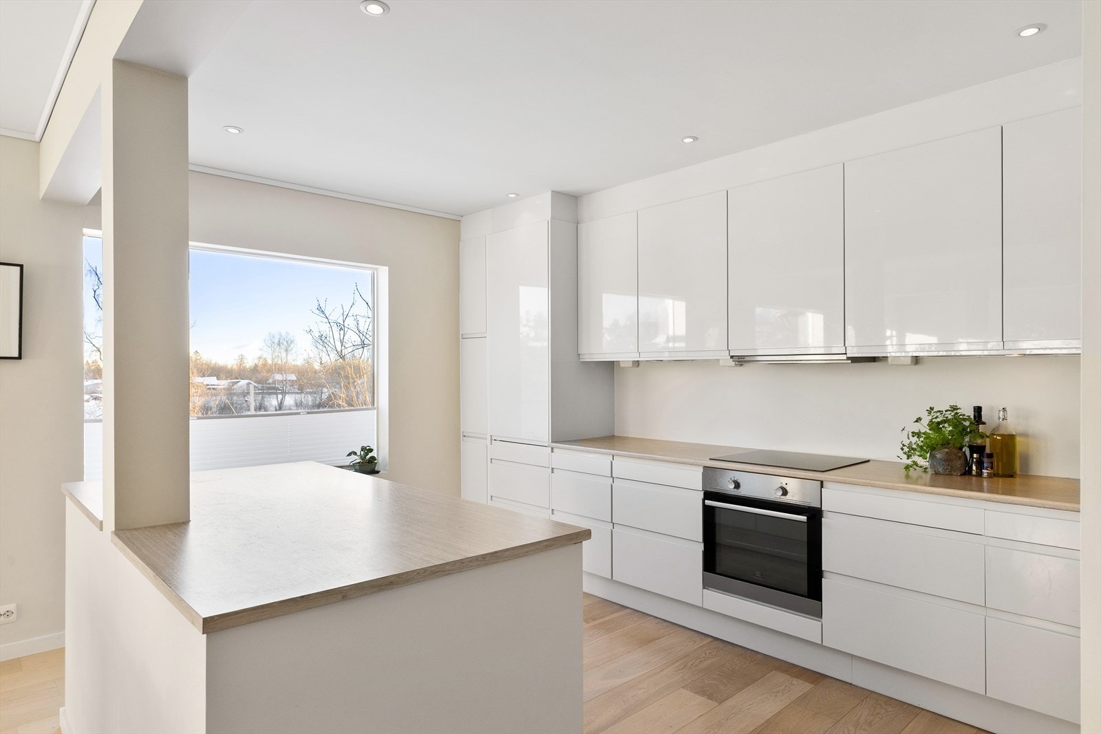 Kjøkkeninnredningen er fra HTH (2012) med glatte, moderne fronter. Galleribilde