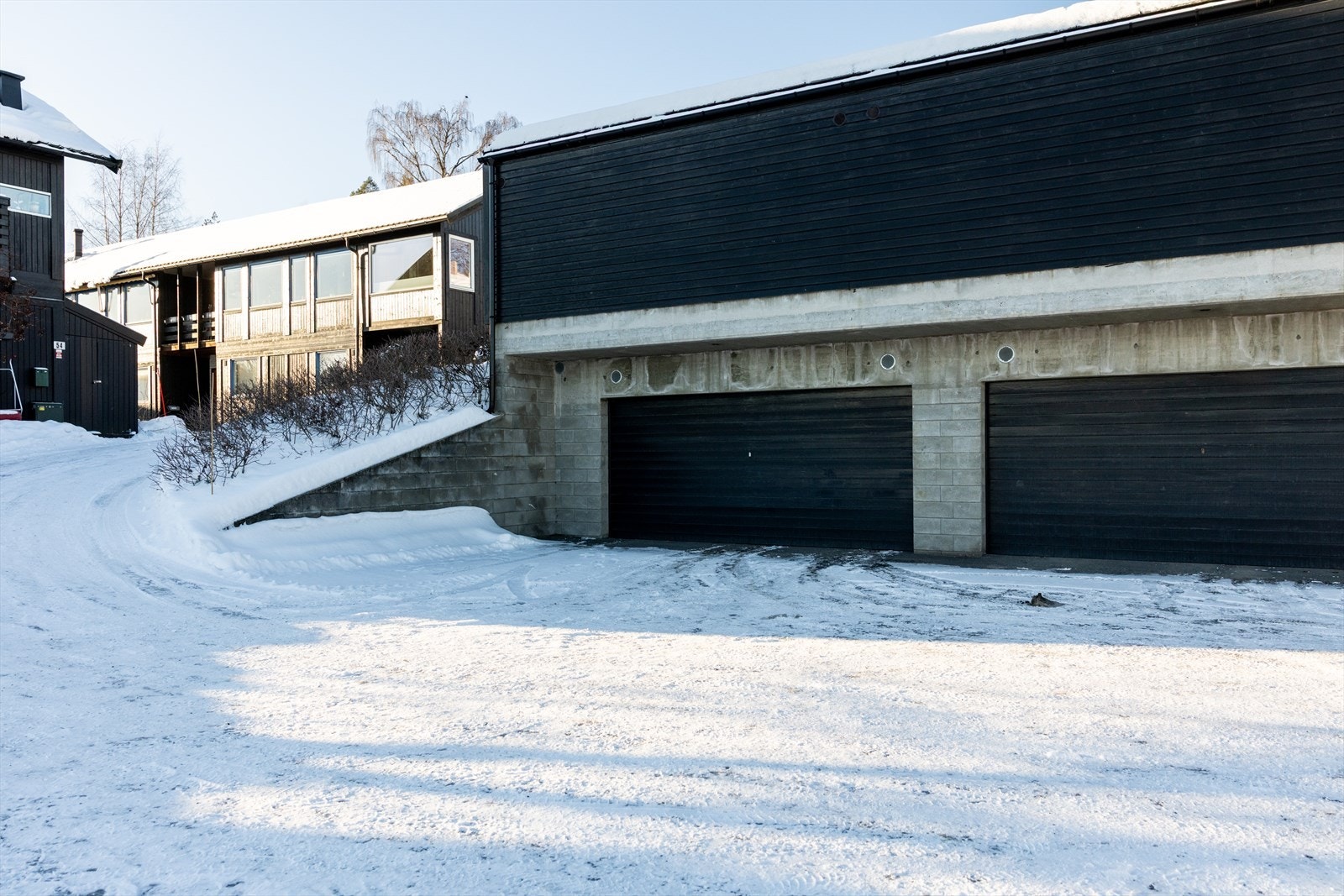 Boligen disponerer en parkeringsplass i felles garasjerekke. Galleribilde