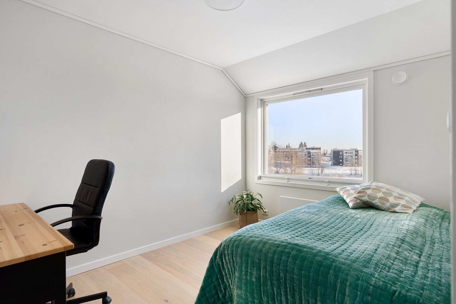 Et lyst soverom som egner seg godt som barnerom eller kontor. Galleribilde