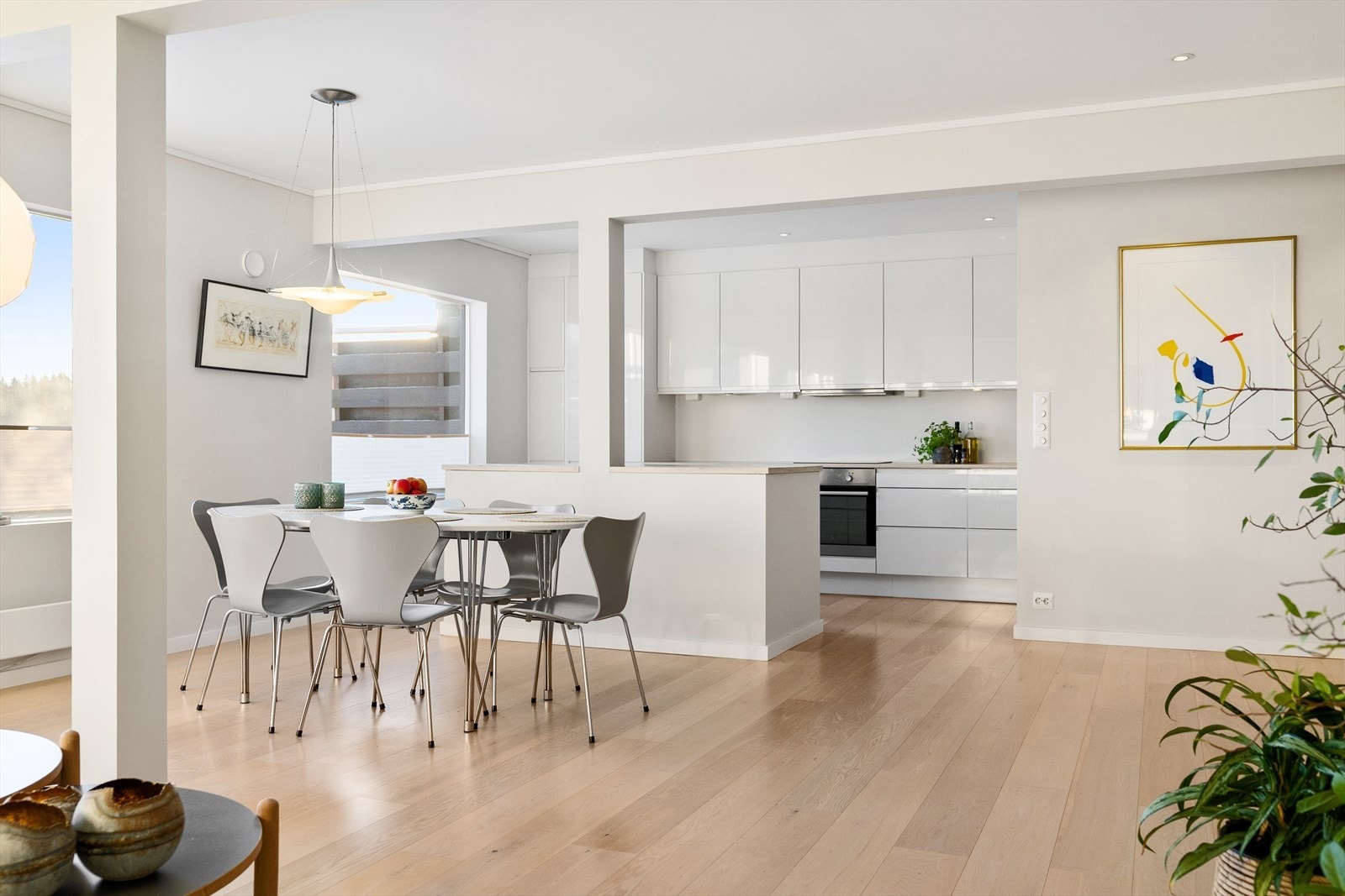 Her er det god plass til et stort spisebord i tilknytning til kjøkkenet. Galleribilde