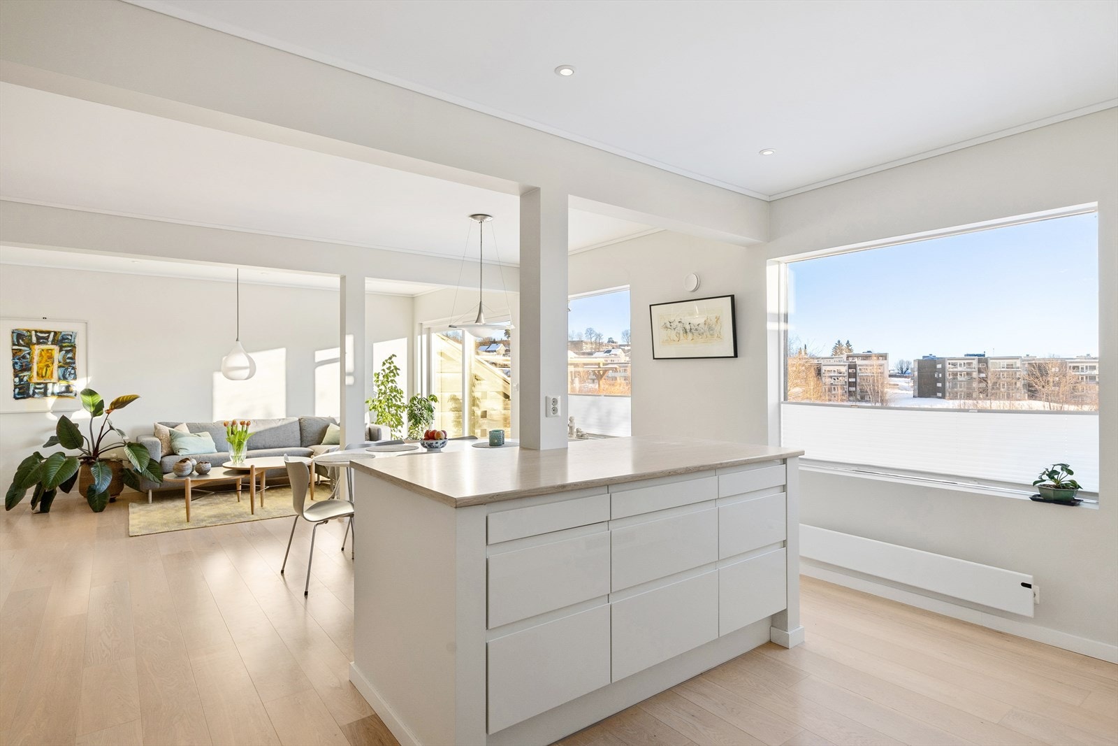 Kjøkkenet har en praktisk kjøkkenøy som gir ekstra benkeplass og oppbevaring. Galleribilde