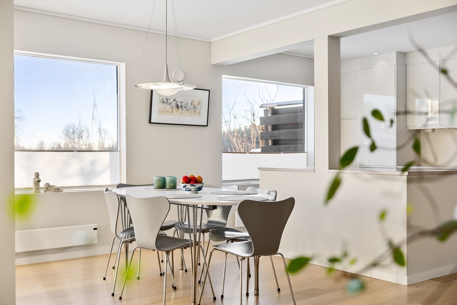 Store vinduer og gjennomgående løsning gir rikelig med lys. Galleribilde