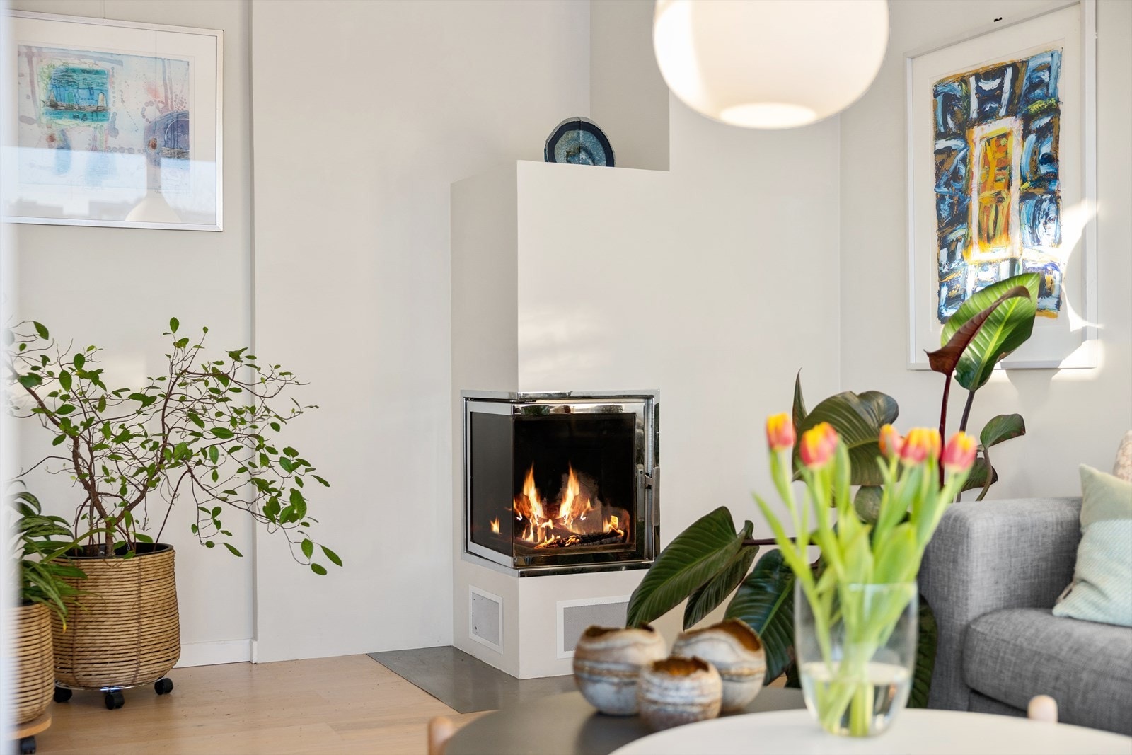 Den plassbygde elementpeisen med glassdør gir både varme og en hyggelig atmosfære. Galleribilde