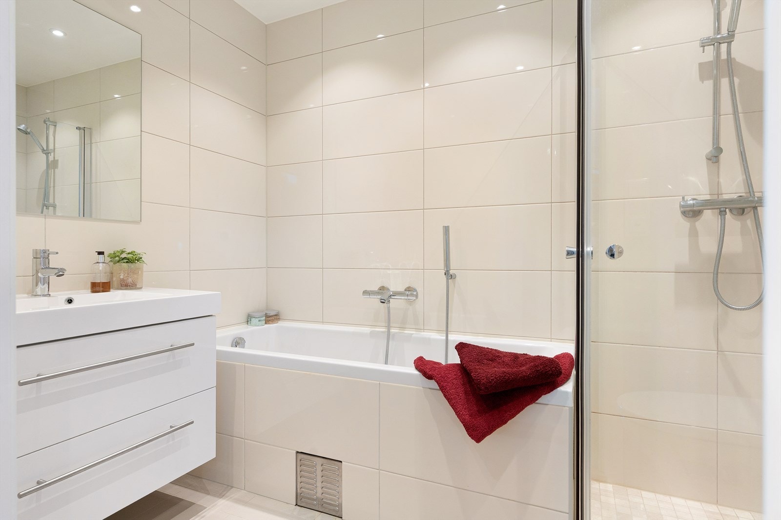 Badet i underetasjen er pusset opp i 2013 og er utstyrt med både badekar og dusj. Galleribilde