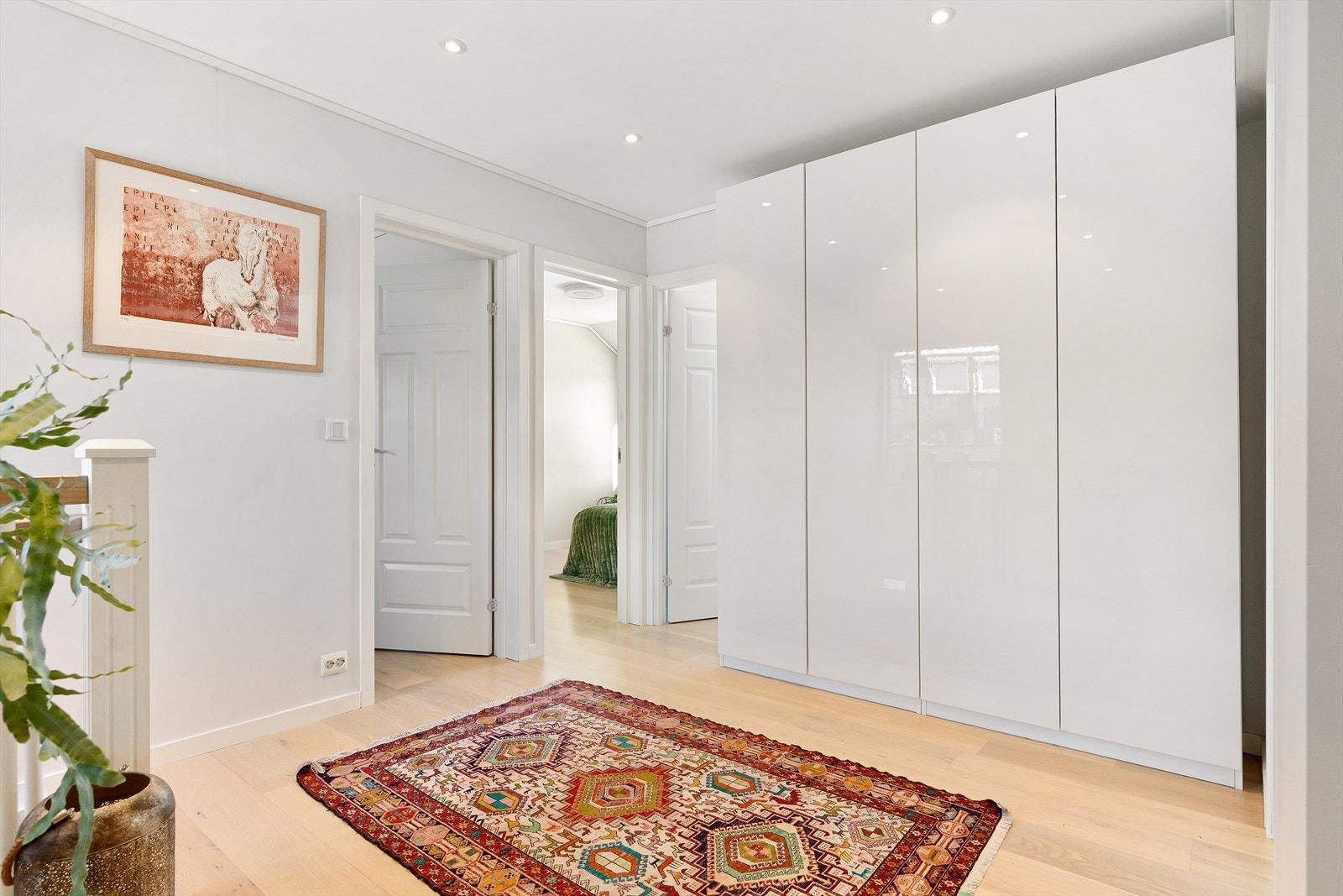 I gangen er det medfølgende garderobeskap med glatte fronter for effektiv lagring. Galleribilde