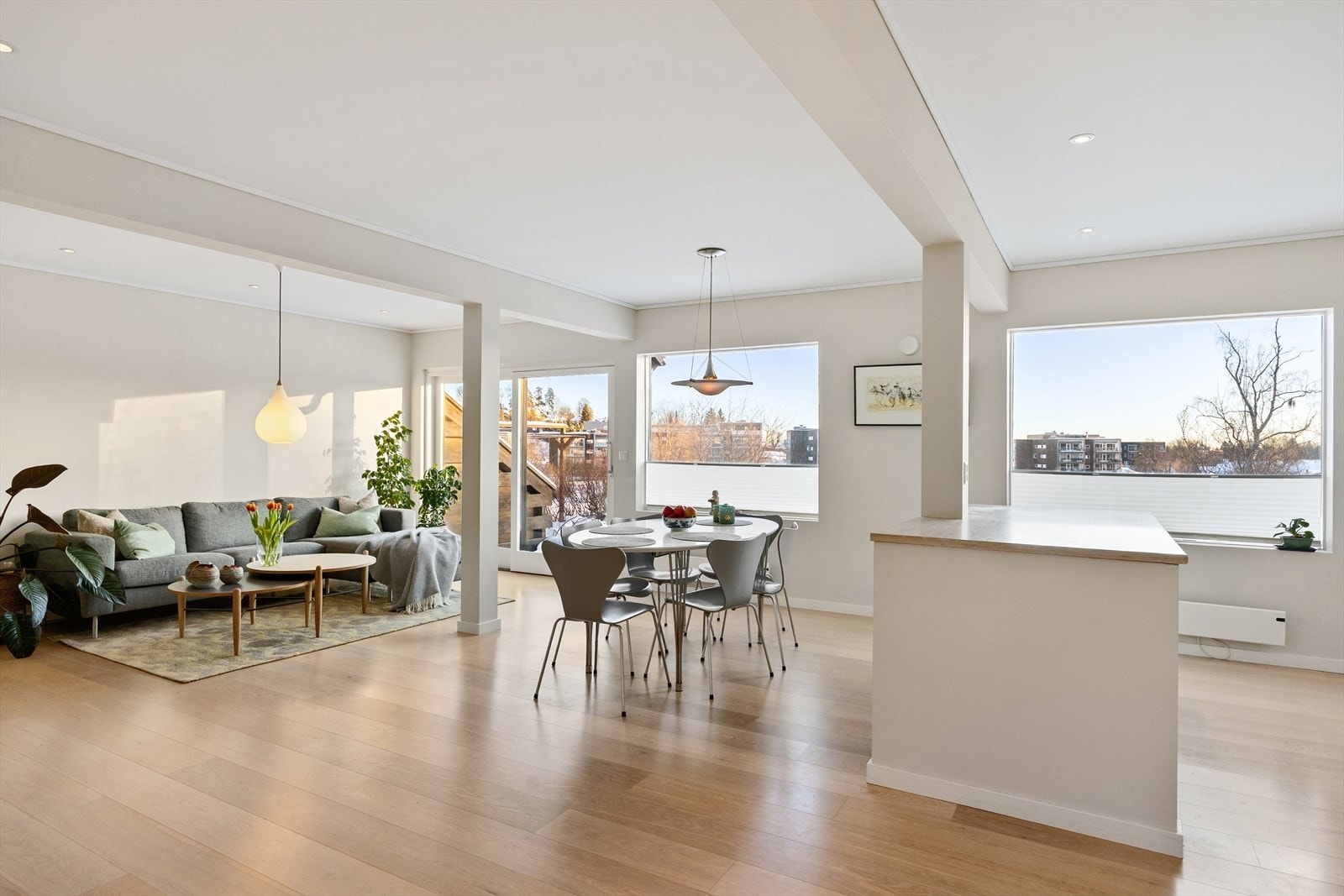 Underetasjen har en åpen og sosial planløsning mellom stue og kjøkken. Galleribilde