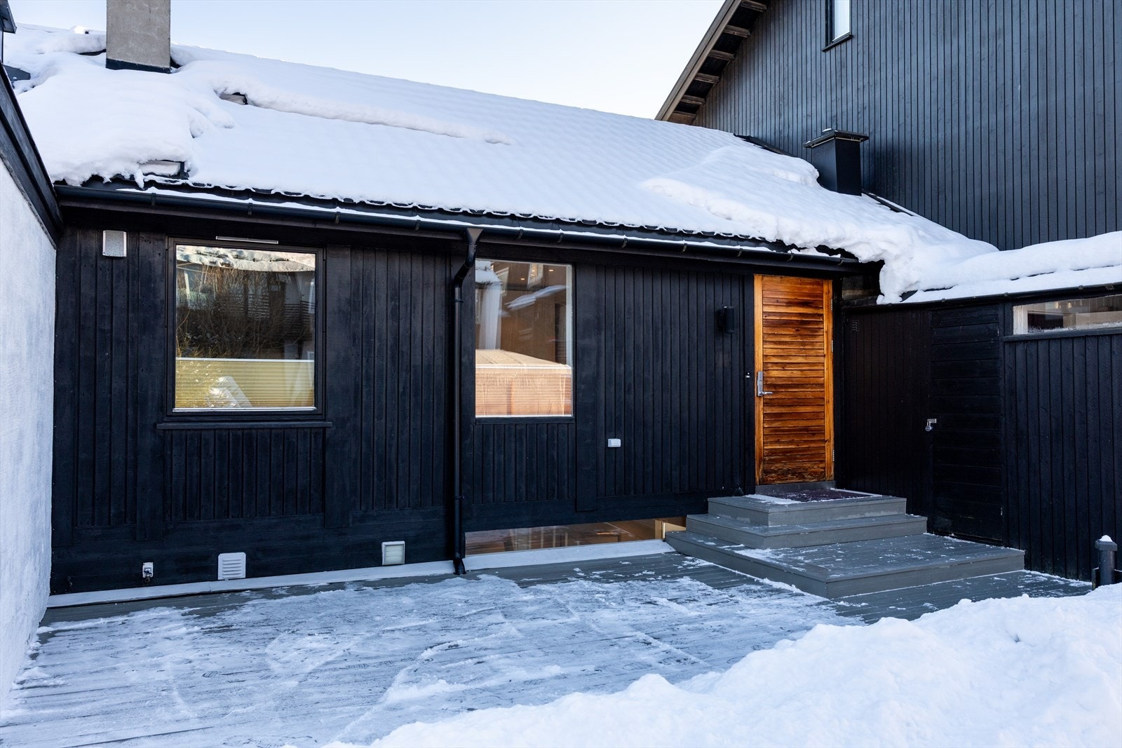 Et innholdsrikt rekkehus over to plan, vesentlig oppgradert og godt vedlikeholdt. Galleribilde