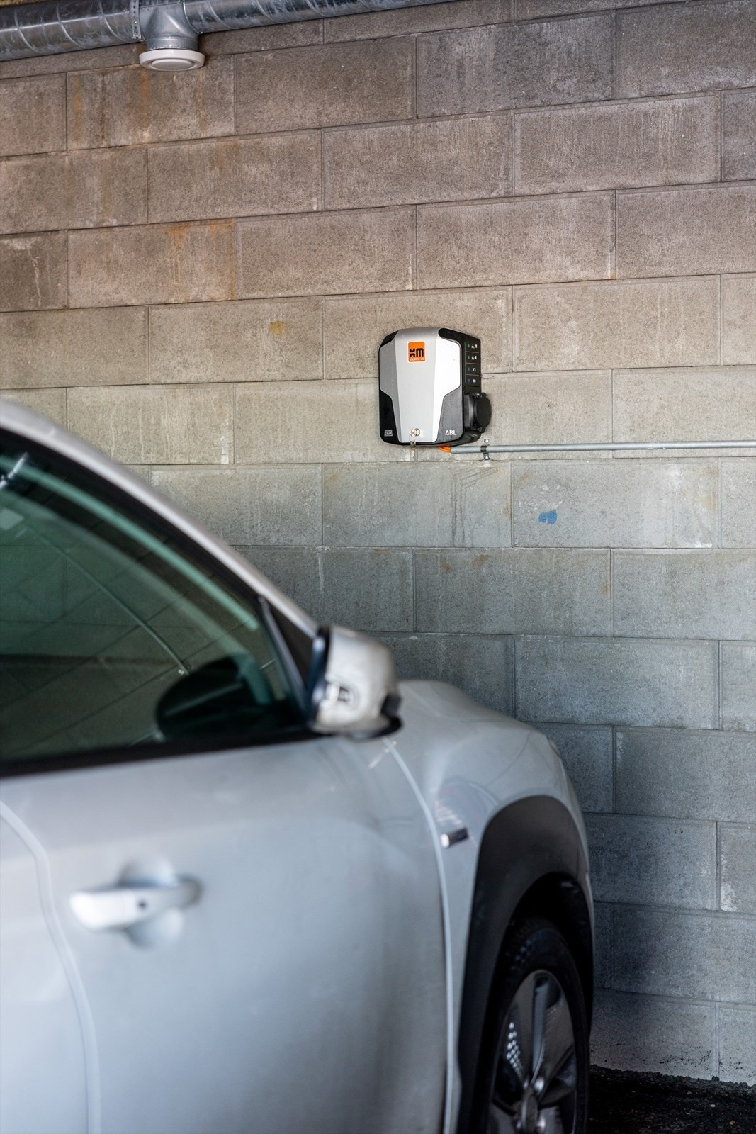 Garasjeplassen er utstyrt med ladeboks for elbil. Galleribilde