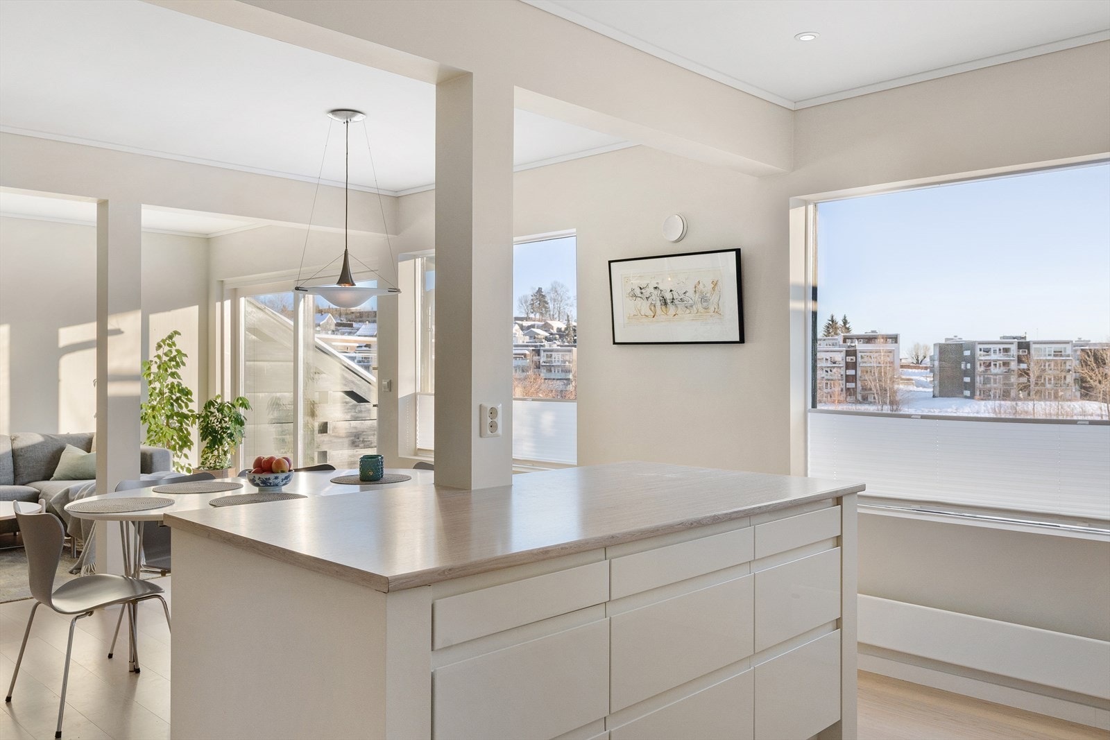 Kjøkkenøya fungerer som et naturlig og sosialt skille mot spisestuen. Galleribilde