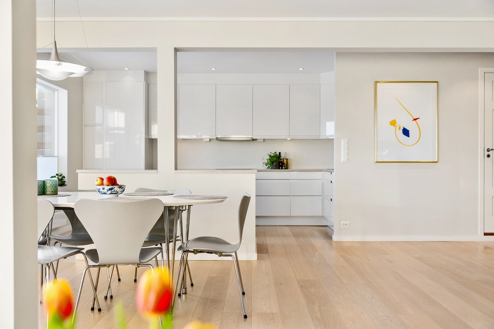 Den åpne løsningen gjør dette til et sosialt og funksjonelt areal for hele familien. Galleribilde