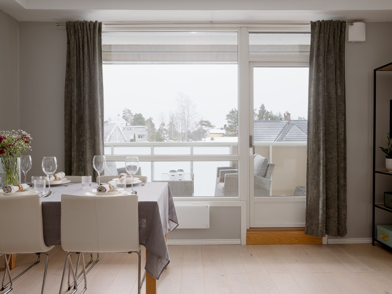 De store vindusflatene slipper inn rikelig med naturlig lys og gir rommet en lys og luftig atmosfære. Galleribilde