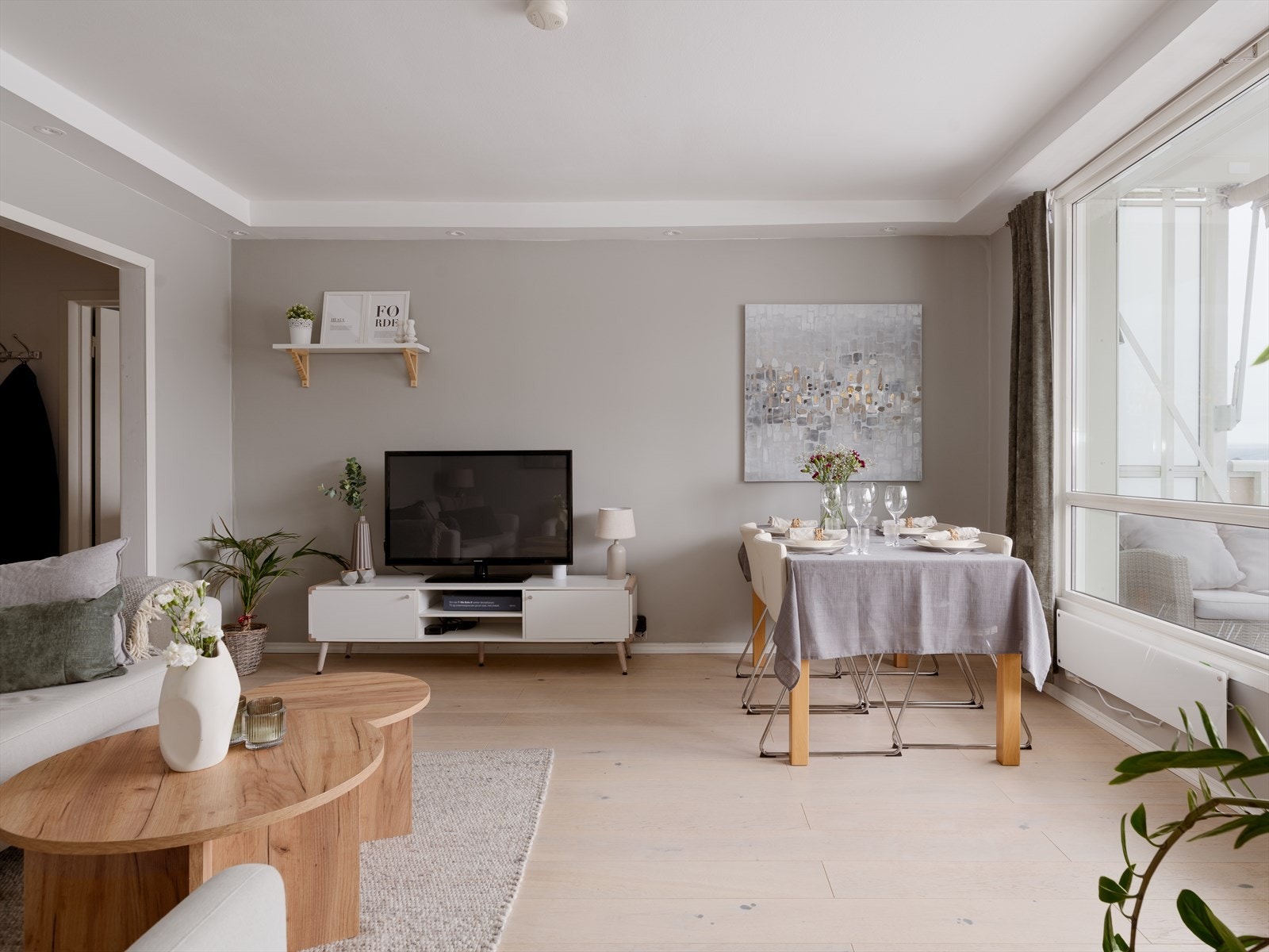 Lys og innbydende stue med downlights i himlingen. Galleribilde