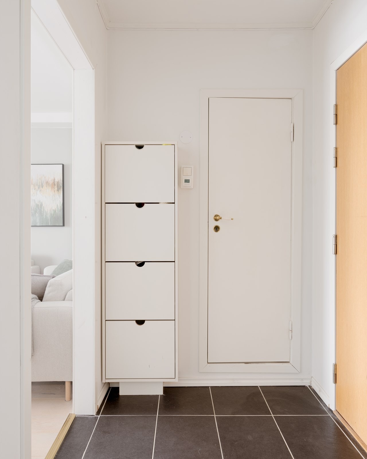 Entré med plass til både yttertøy og sko. Gulvet er belagt med fliser. Galleribilde