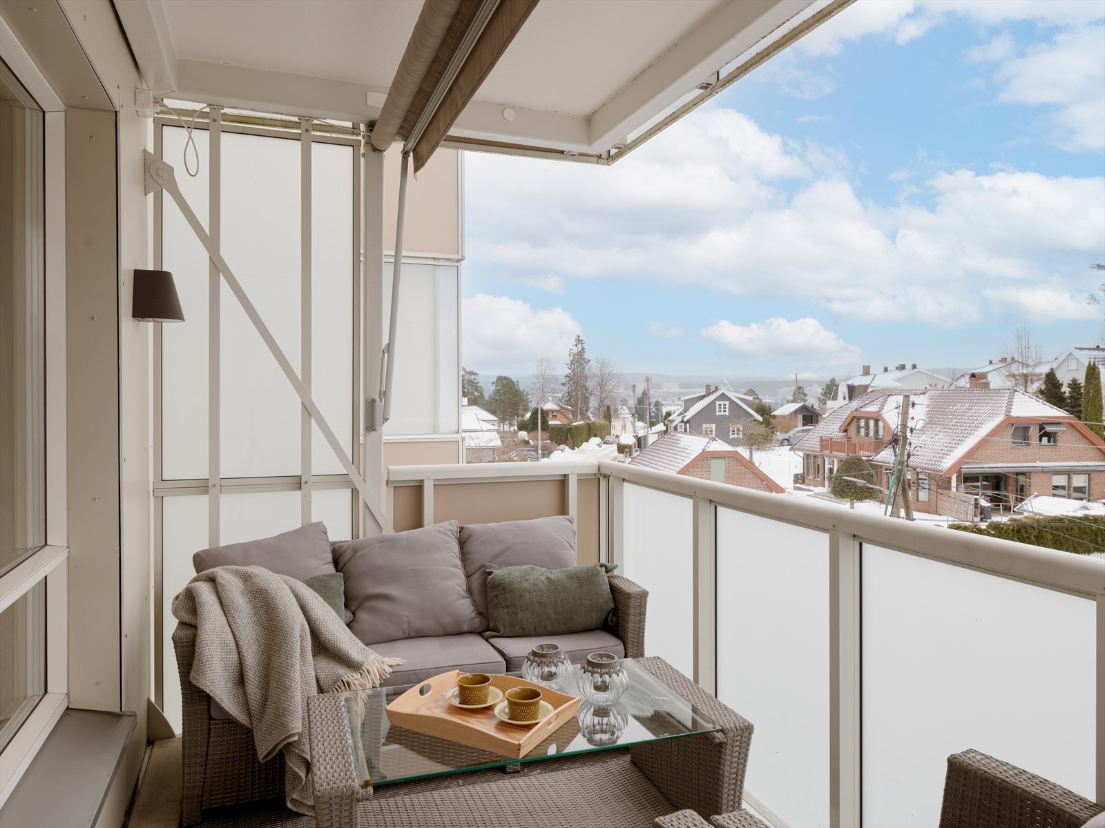 Dette er en romslig og pen 2-roms leilighet som ligger i et veletablert og attraktivt bomiljø på Brattlikollen i Oslo. Galleribilde