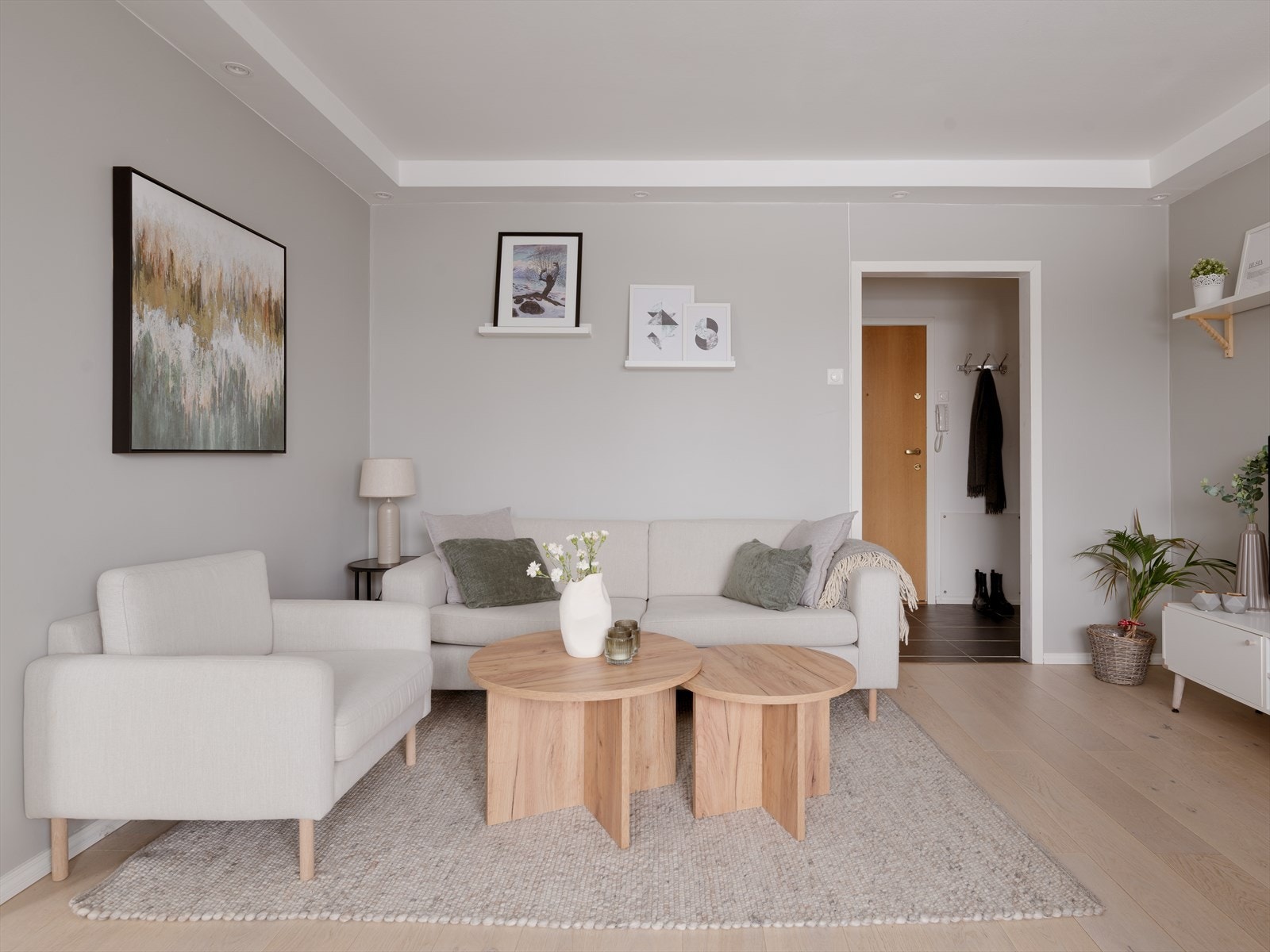 Oppholdsrommets utforming gir god plass til både sofa, TV-løsning og en hyggelig spisegruppe. Galleribilde