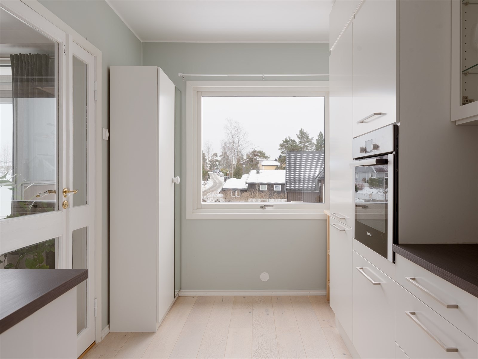 Det er fliser på vegg bak både koke- og vaskesone, samt downlights under overskap. Galleribilde